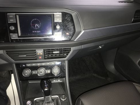 Used 2024 Volkswagen Jetta SE w/ Panoramic Sunroof Package image 12