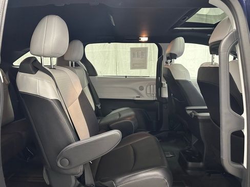 Used 2025 Toyota Sienna XSE image 59