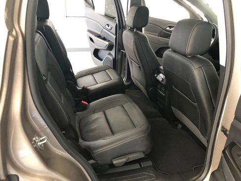 Used 2023 GMC Acadia SLT w/ Technology Package image 16