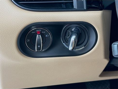 Certified 2025 Porsche Macan image 15