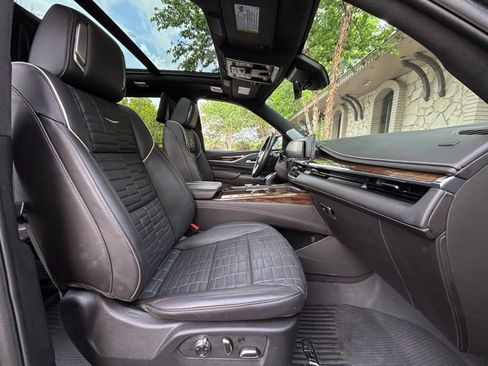 Used 2024 Cadillac Escalade Premium Luxury Platinum AWD/4WD image 35