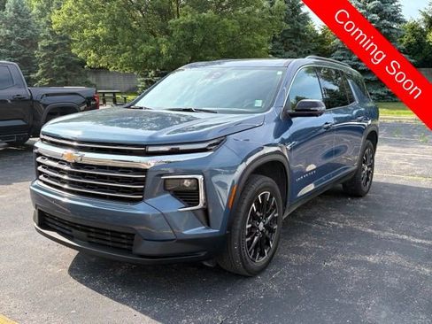 Used 2025 Chevrolet Traverse LT w/ Sun and Wheel Package AWD/4WD image 3