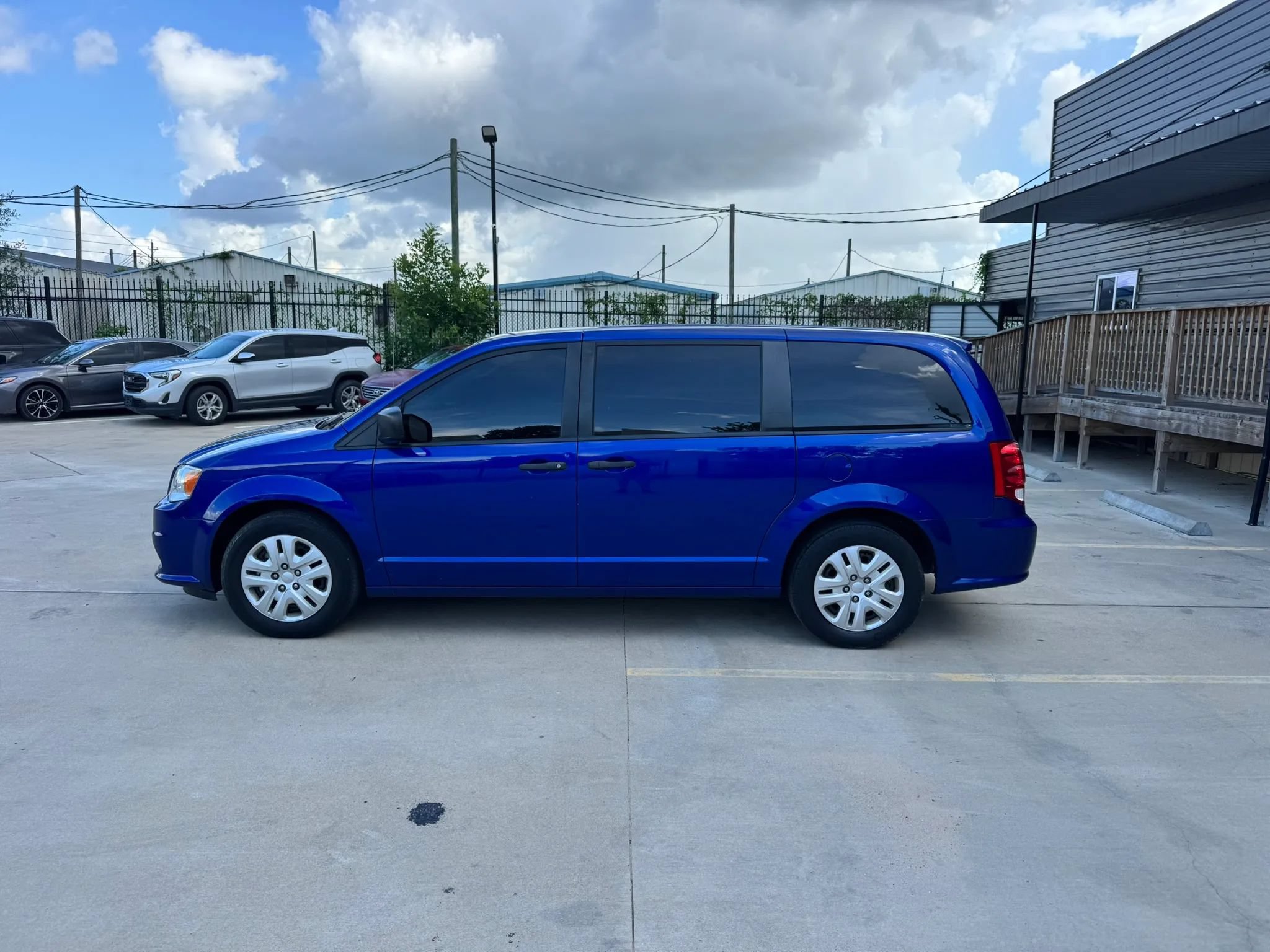 Used 2019 Dodge Grand Caravan SE w/ UConnect Hands-Free Group FWD image 3
