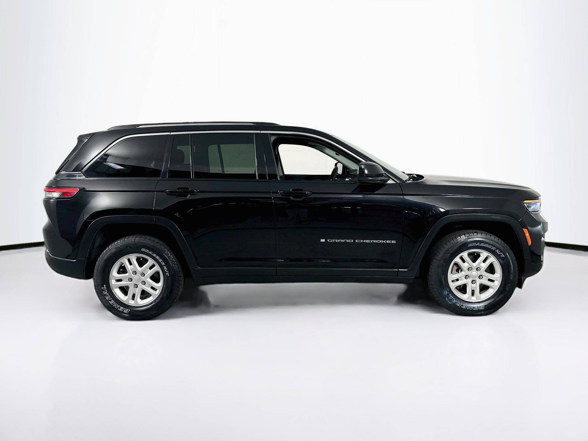 Used 2023 Jeep Grand Cherokee Laredo AWD/4WD image 4