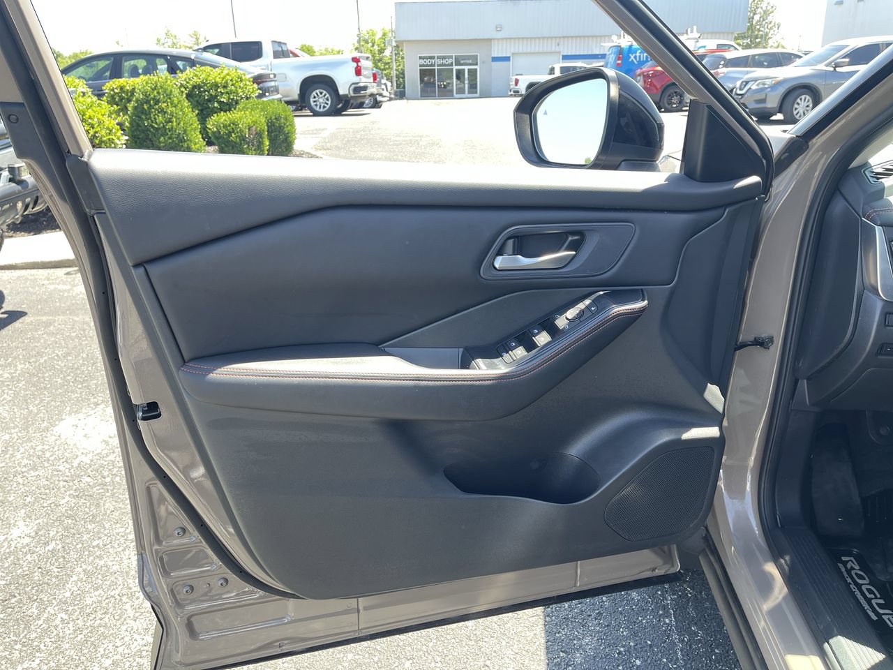 Used 2025 Nissan Rogue SV AWD/4WD image 21