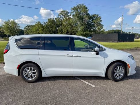 Used 2023 Chrysler Voyager LX FWD image 3
