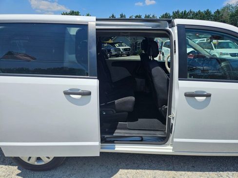 Used 2019 Dodge Grand Caravan SE FWD image 26