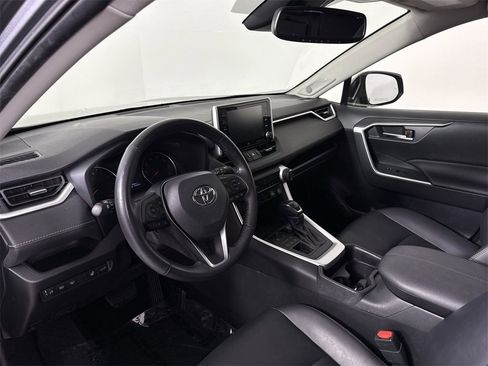 Used 2020 Toyota RAV4 XLE Premium image 4
