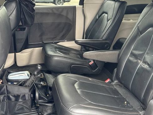 Used 2020 Chrysler Pacifica Touring-L FWD image 11