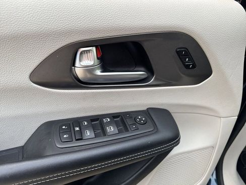 Used 2023 Chrysler Pacifica Touring-L FWD image 14