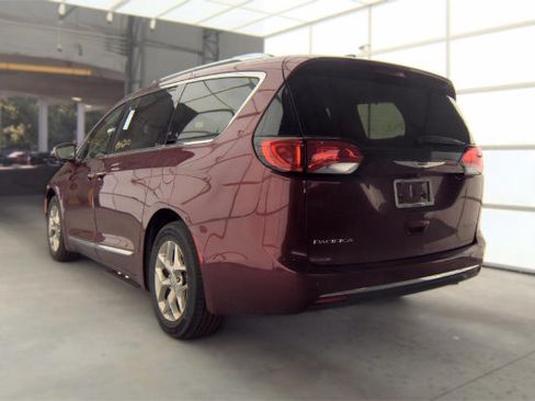 Used 2019 Chrysler Pacifica Limited FWD image 2