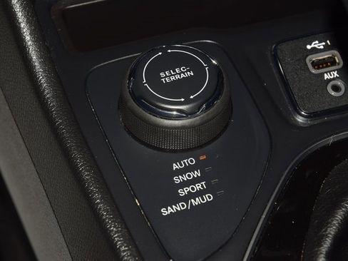 Used 2019 Jeep Cherokee Latitude Plus image 30