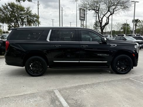 Used 2021 GMC Yukon XL Denali image 3