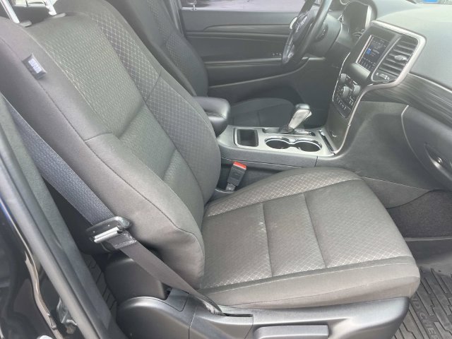 Used 2021 Jeep Grand Cherokee Laredo w/ Security & Convenience Group AWD/4WD image 23