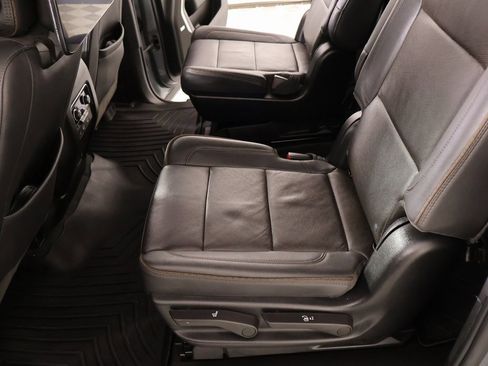 Used 2024 Chevrolet Suburban High Country w/ Advanced Technology Package image 12