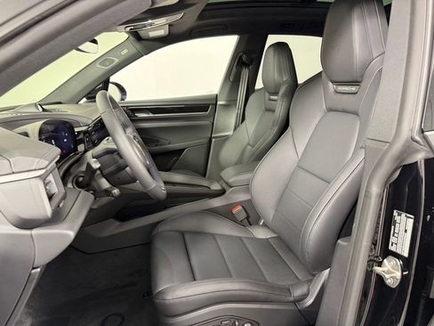 Certified 2025 Porsche Macan Electric image 5