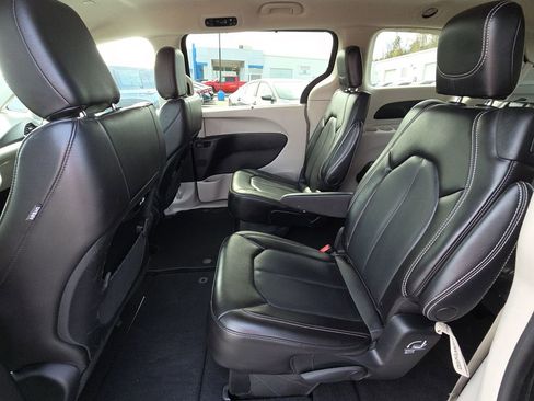 Used 2023 Chrysler Pacifica Touring-L FWD image 27