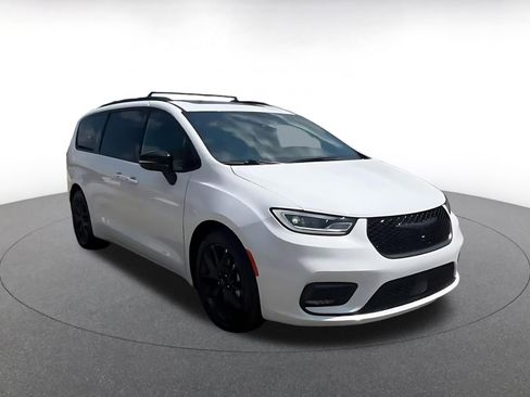 Used 2025 Chrysler Pacifica Limited image 3