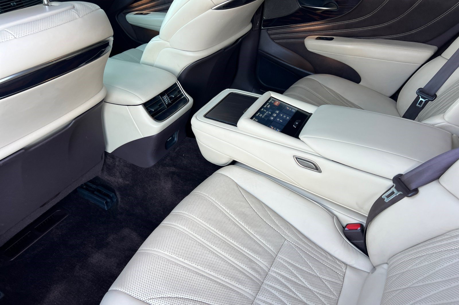 Used 2020 Lexus LS 500h w/ Luxury Package RWD image 24