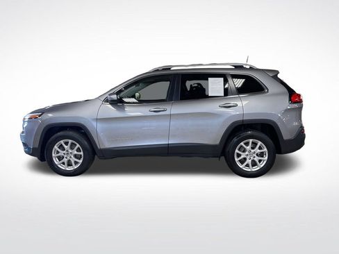 Used 2017 Jeep Cherokee Latitude w/ Cold Weather Group AWD/4WD image 2