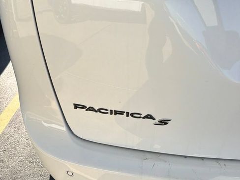 Used 2025 Chrysler Pacifica Limited FWD image 3