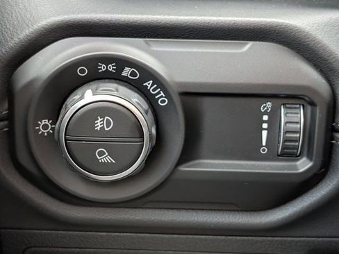 Used 2025 Jeep Gladiator Rubicon w/ Convenience Group AWD/4WD image 22