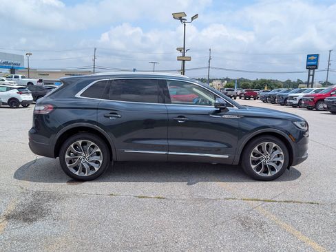 Used 2022 Lincoln Nautilus Reserve AWD/4WD image 2
