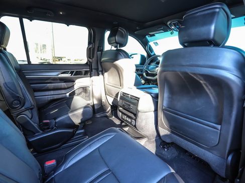 Used 2023 Jeep Wagoneer L Series III w/ Premium Group I image 29