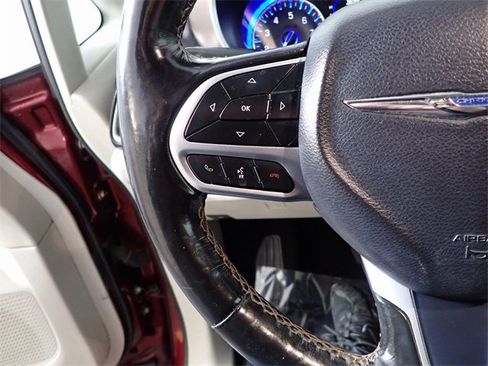 Used 2019 Chrysler Pacifica Touring-L image 25