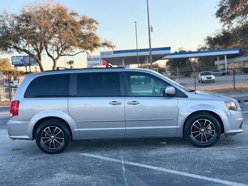 Used 2017 Dodge Grand Caravan GT image 6