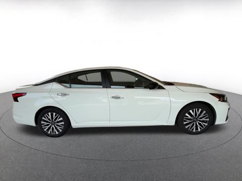 Used 2025 Nissan Altima 2.5 SV FWD image 16