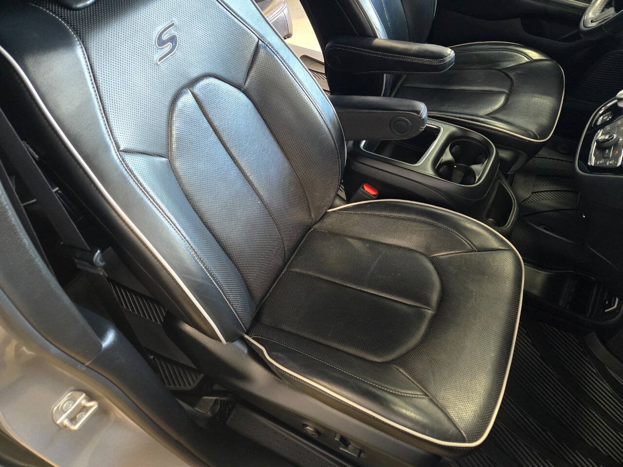 Used 2020 Chrysler Pacifica Limited w/ Advanced Safetytec Group FWD image 15