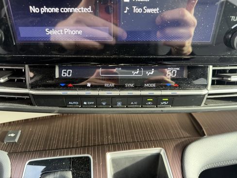 Used 2024 Toyota Sienna LE image 23