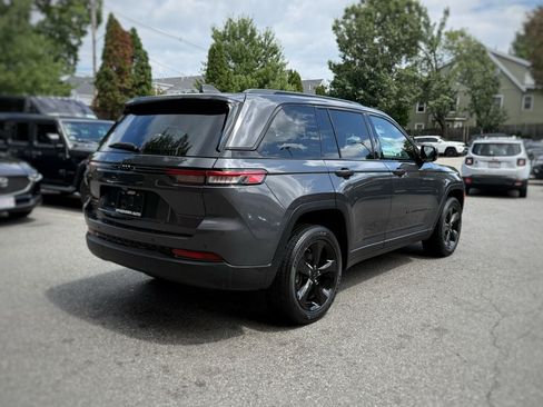 Used 2023 Jeep Grand Cherokee Altitude AWD/4WD image 8