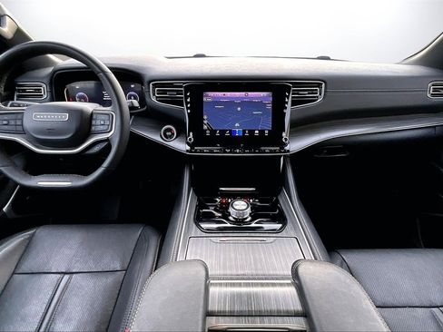 Certified 2024 Jeep Wagoneer L Series II w/ Flexible Seating Group image 15