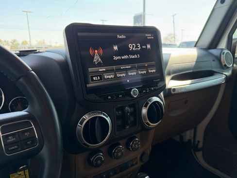 Used 2017 Jeep Wrangler Unlimited Sahara w/ Connectivity Group image 18