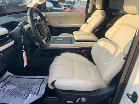 New 2027 Lincoln Navigator Reserve AWD/4WD image 13