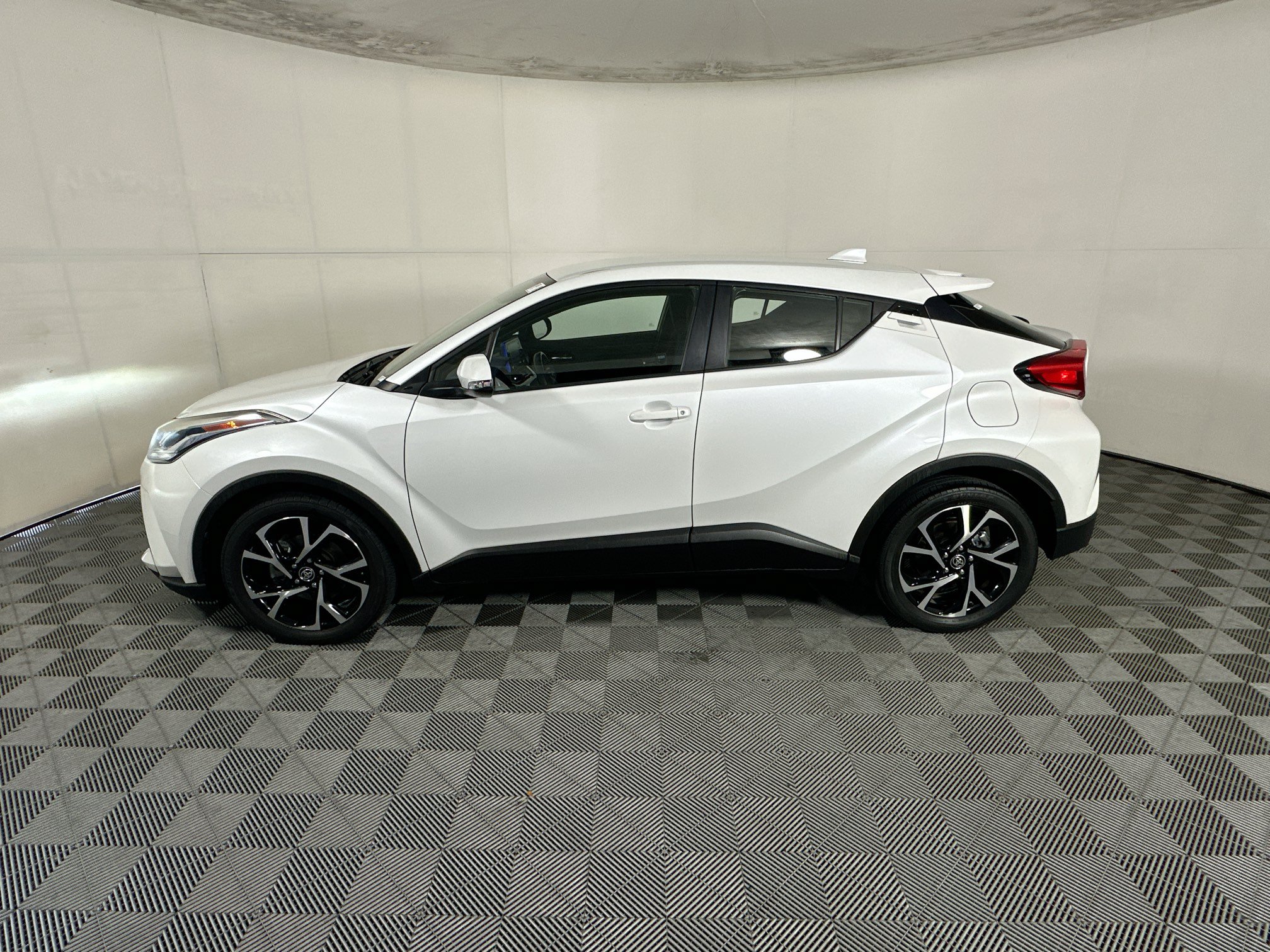 Used 2022 Toyota C-HR XLE FWD image 6