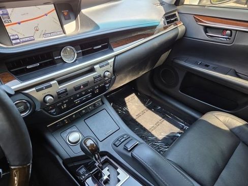 Used 2014 Lexus ES 350 w/ Luxury Package FWD image 34