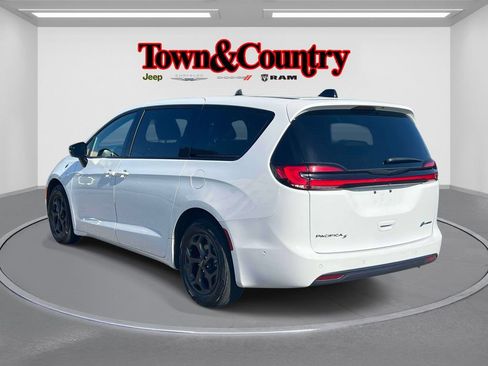 Used 2024 Chrysler Pacifica Limited FWD image 10