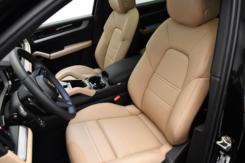 Certified 2025 Porsche Cayenne E-Hybrid Coupe AWD/4WD image 43
