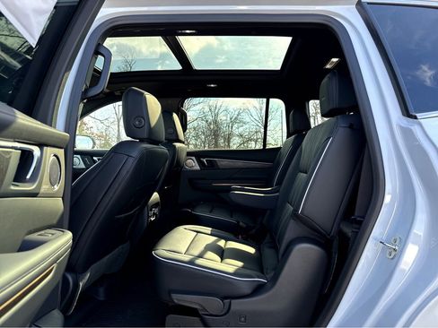 New 2026 Buick Enclave Avenir w/ Super Cruise Package FWD image 8
