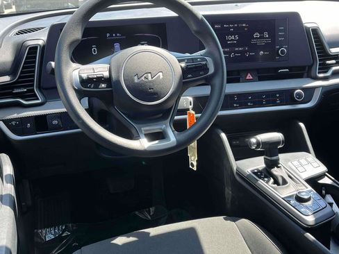Used 2023 Kia Sportage LX FWD image 2