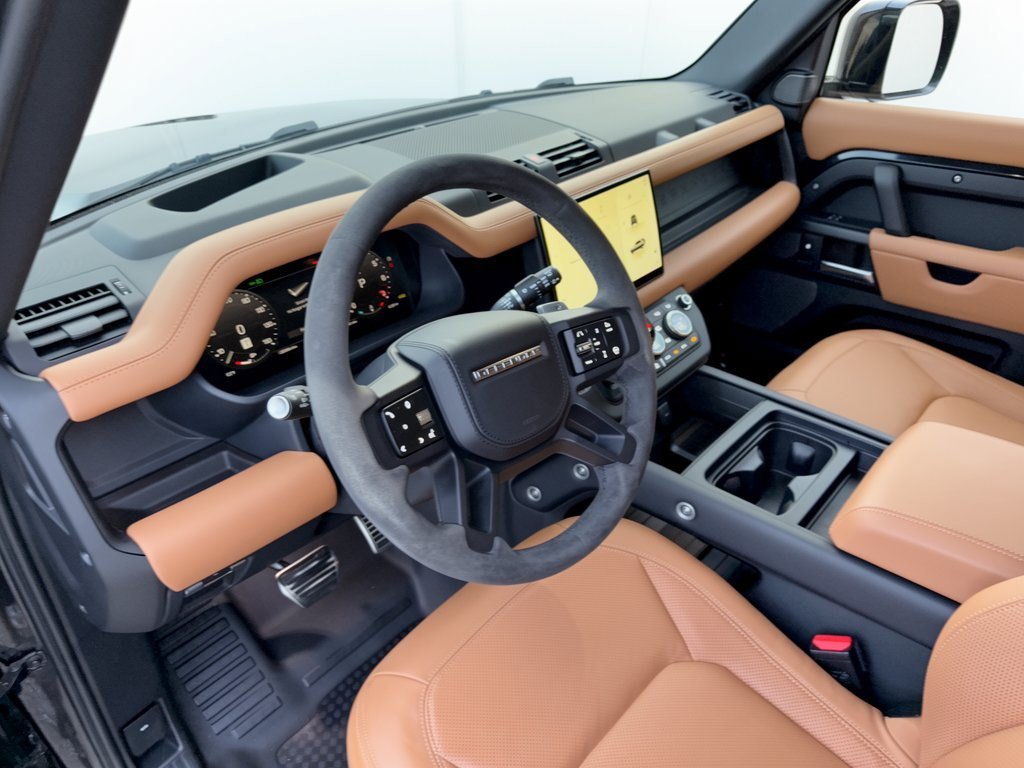 Used 2023 Land Rover Defender 110 V8 AWD/4WD image 4