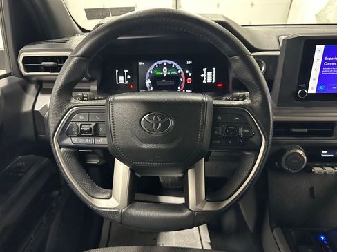 Used 2025 Toyota 4Runner SR5 AWD/4WD image 18