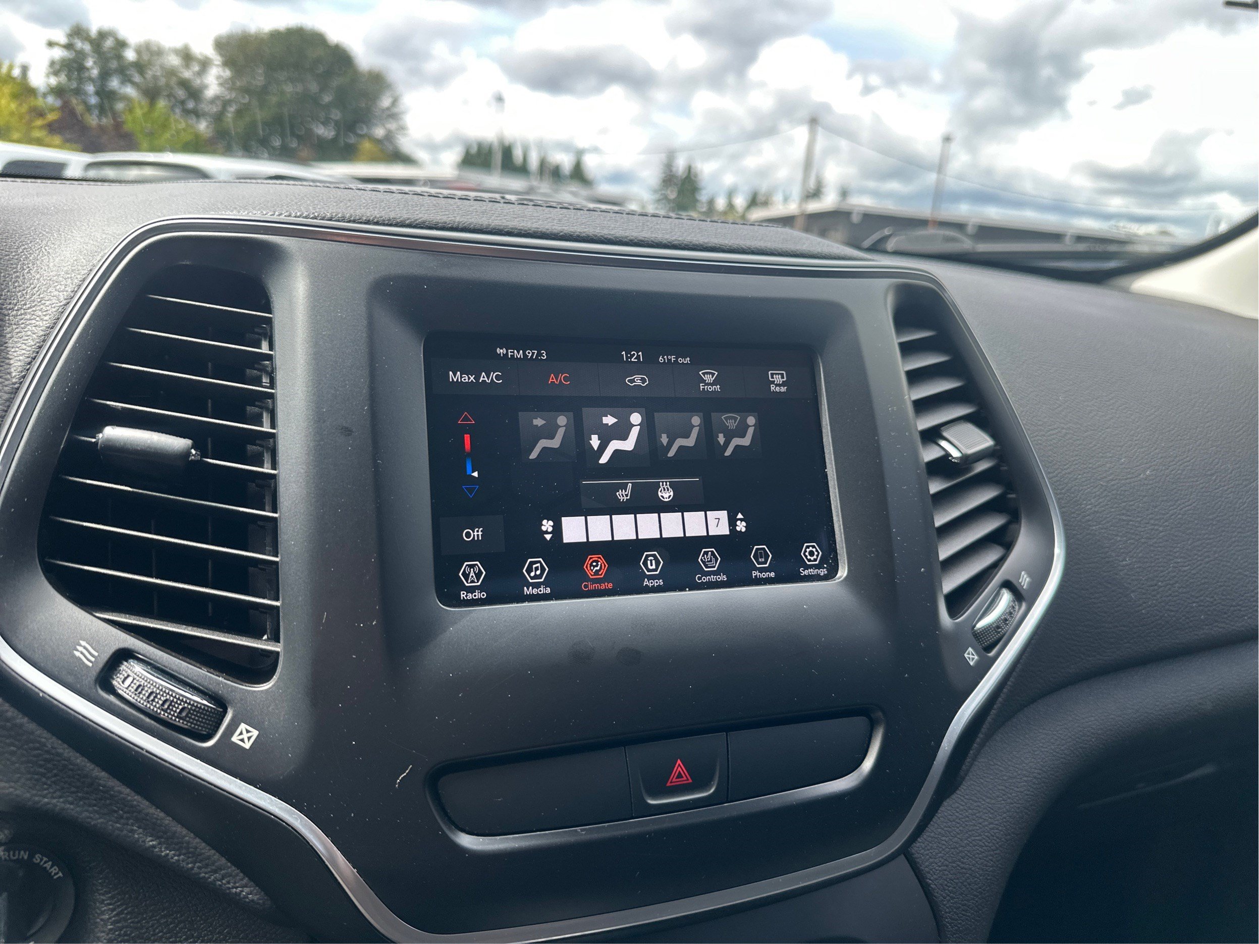 Used 2019 Jeep Cherokee Latitude w/ Cold Weather Group AWD/4WD image 29