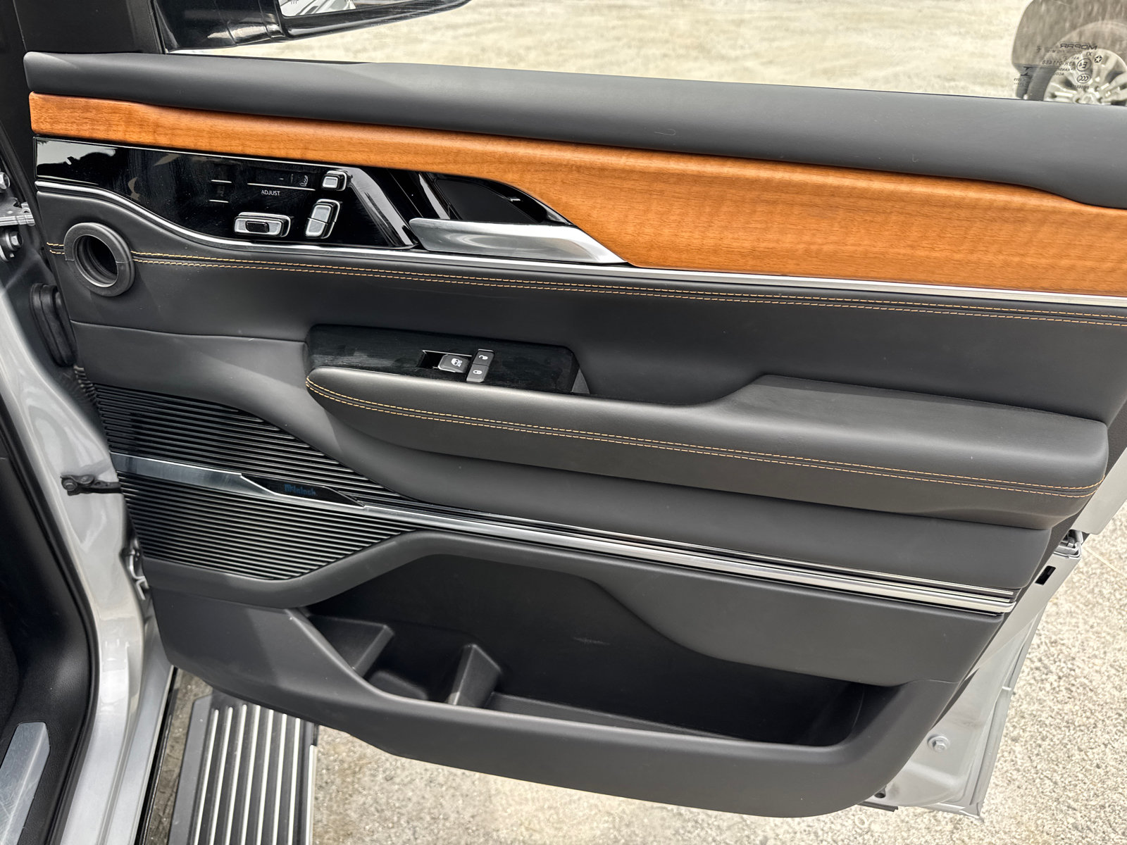 Used 2024 Jeep Grand Wagoneer Series III AWD/4WD image 17