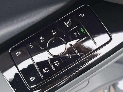 New 2025 Audi Q6 e-tron Premium Plus image 30