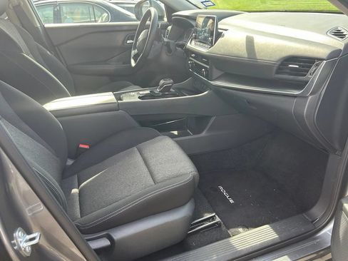 Used 2025 Nissan Rogue SV FWD image 3