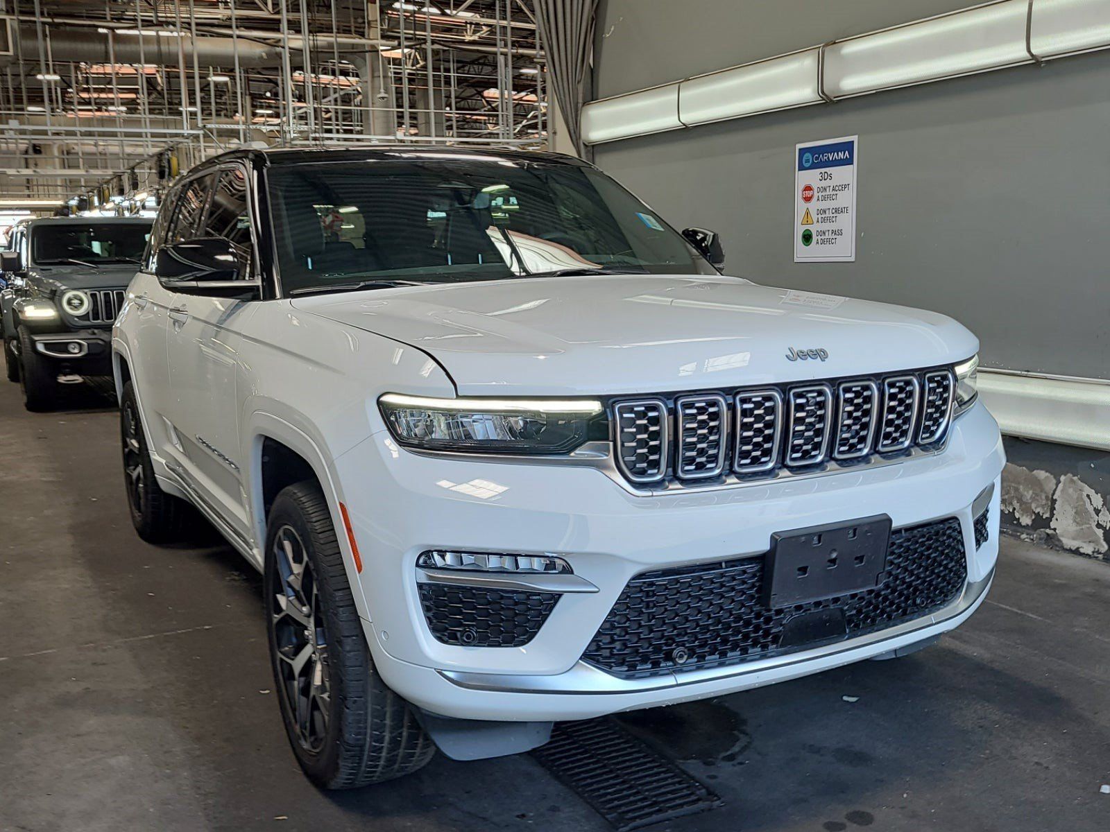 Used 2023 Jeep Grand Cherokee Summit AWD/4WD image 2
